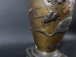 JAPON : Lampe à huile en bronze à patine trois...