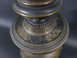 JAPON : Lampe à huile en bronze à patine trois...
