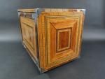 Petit cabinet de table à poser en bois de placage...