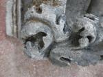 Partie d'un chapiteau d'époque gothique en pierre sculptée d'une feuille...
