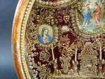 PAPEROLLES : Beau reliquaire de forme médaillon représentant un autel...