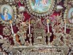 PAPEROLLES : Beau reliquaire de forme médaillon représentant un autel...