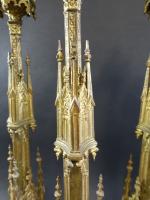 Suite de quatre pique-cierges tripodes de style néo-gothique en bronze...