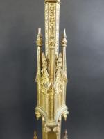 Suite de quatre pique-cierges tripodes de style néo-gothique en bronze...