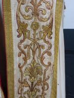 Chape liturgique brodée de fils dorés et de couleurs de...