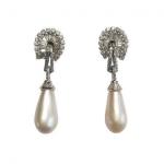 Paire de pendants d’oreille en or gris et platine, diamants et perles fines en forme de goutte