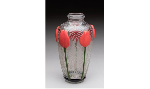 DAUM NANCY<br />
  5 tulipes   &   Motifs vermiculés  <br />
Vase balustre au col annulaire en boudin.<br />
Début des années 1920.<br />
Signé DAUM Nancy à la Croix de Lorraine<br />
H. 24,8 cm<br />
Estimation : 6000 / 8000 EUROS