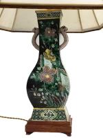 CHINE
Vase en porcelaine à décor polychrome et or de fleurs,...