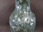 Important vase balustre en porcelaine émaillée bleu-vert nuancé. Haut :...