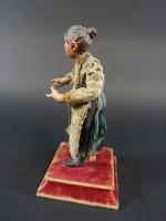 Petit santon Napolitain représentant une femme en terre cuite polychrome...