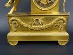 Pendule d'époque Restauration en bronze doré à décor de l'Amour...