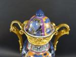 Pendule d'époque XIXème s. formé d'un vase en porcelaine du...