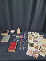 Lot de 32 objets religieux comprenant :
- 3 livres dont 1,...
