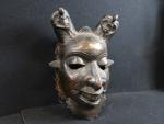 AFRIQUE. Grand masque BAMOUN en bronze représentant un visage les...