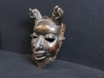 AFRIQUE. Grand masque BAMOUN en bronze représentant un visage les...