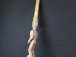 AFRIQUE. Grand bâton de rituel en bois sculpté à décor...