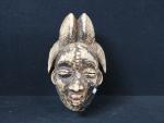 AFRIQUE. Masque Punu en bois sculpté, H. : 33cm ;...