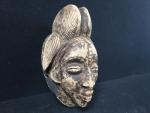 AFRIQUE. Masque Punu en bois sculpté, H. : 33cm ;...