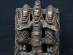 AFRIQUE - Plaque royale en bronze représentant 3 personnages, 36x23cm.