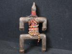 AFRIQUE-CAMEROUN. Poupée Namji en bois et perles, H. : 28cm.