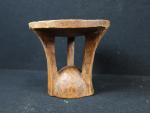 AFRIQUE. Petit tabouret appui-nuque en bois sculpté, H. : 16cm...