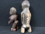 AFRIQUE. Deux statuettes en bois sculpté représentant des personnages, H....