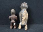 AFRIQUE. Deux statuettes en bois sculpté représentant des personnages, H....