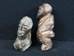 AFRIQUE - GABON. Deux sculptures en pierre représentant des personnages...