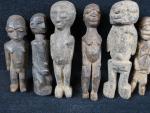 AFRIQUE. Lot de 15 statuettes miniatures en bois sculpté, différentes...
