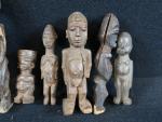 AFRIQUE. Lot de 15 statuettes miniatures en bois sculpté, différentes...