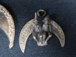 AFRIQUE. Lot de 10 pendentifs en bronze à décors de...