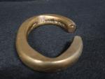 AFRIQUE DU NORD - Large bracelet berbère en bronze massif.