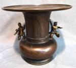 ASIE DU SUD-EST
Grand vase en bronze
H. : 33,5 cm, D....