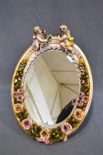 ALLEMAGNE
Miroir ovale encadrement en porcelaine à décor polychrome de fleurs...
