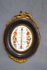 THERMOMETRE sur plaque en porcelaine, cadre médaille
H. : 21 cm