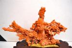 CHINE
Corail richement sculpté à décor de jeune femme tenant un...