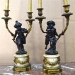 PAIRE DE CANDELABRES en bronze patiné à décor de satyres...