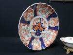 Réunion d'objets comprenant : JAPON - 1 plat en porcelaine...