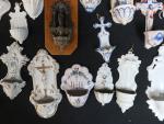 RELIGIOSA - Importante collection de bénitiers en faïence, porcelaine et...