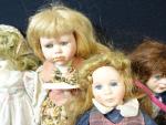 Collection de 14 poupées de porcelaine, travail moderne. ON JOINT...