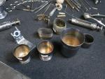 Lot d'objets en métal argenté comprenant : des ciseaux, nécessaires...