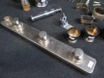 Lot d'objets en métal argenté comprenant : des ciseaux, nécessaires...