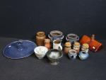 Lot d'objets en céramique comprenant : des pots à condiments,...