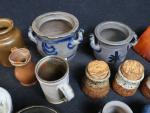 Lot d'objets en céramique comprenant : des pots à condiments,...