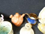 Ensemble de pièces en céramique comprenant : 3 oeufs tripodes...