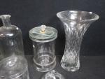 Lot de verreries comprenant : trois vases, deux pots couvert,...