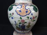 CHINE : Potiche de forme balustre en porcelaine à décor...