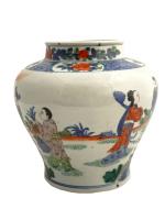 CHINE
Vase balustre en porcelaine à décor Wucai de personnages en...