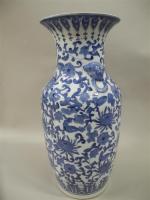 CHINE - VASE en porcelaine blanc et bleu à large...