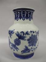 CHINE. VASE en porcelaine bleu à décor de fleurs. Marqué...